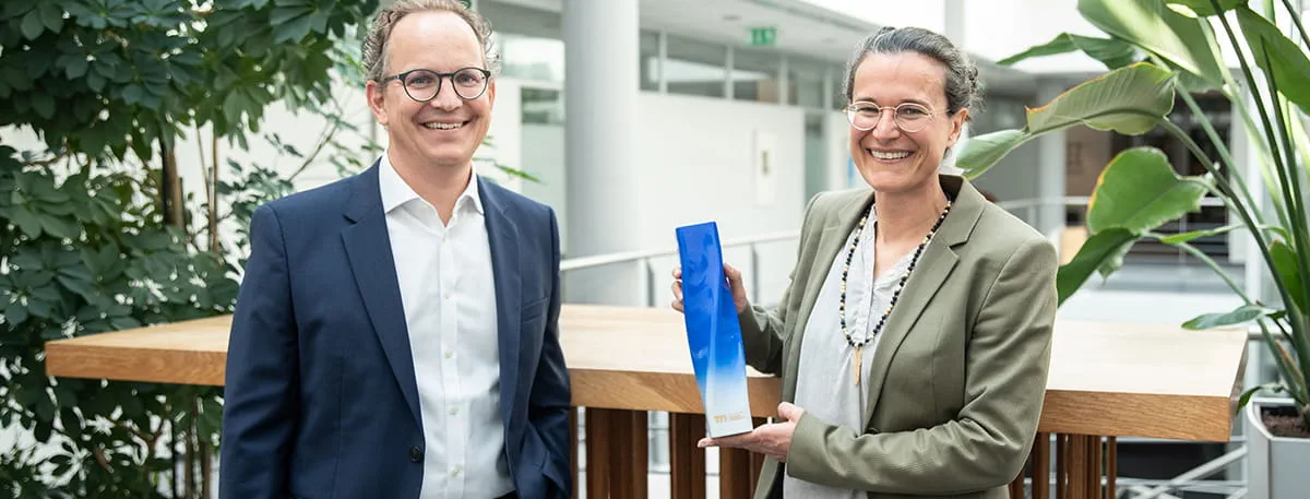 Chairman of the Executive Board Sascha Menges and Chairwoman of the Supervisory Board Barbara Austel with the Marks of the Century Award trophy