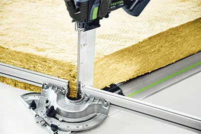 Cutting insulation using a guide rail and angle stop