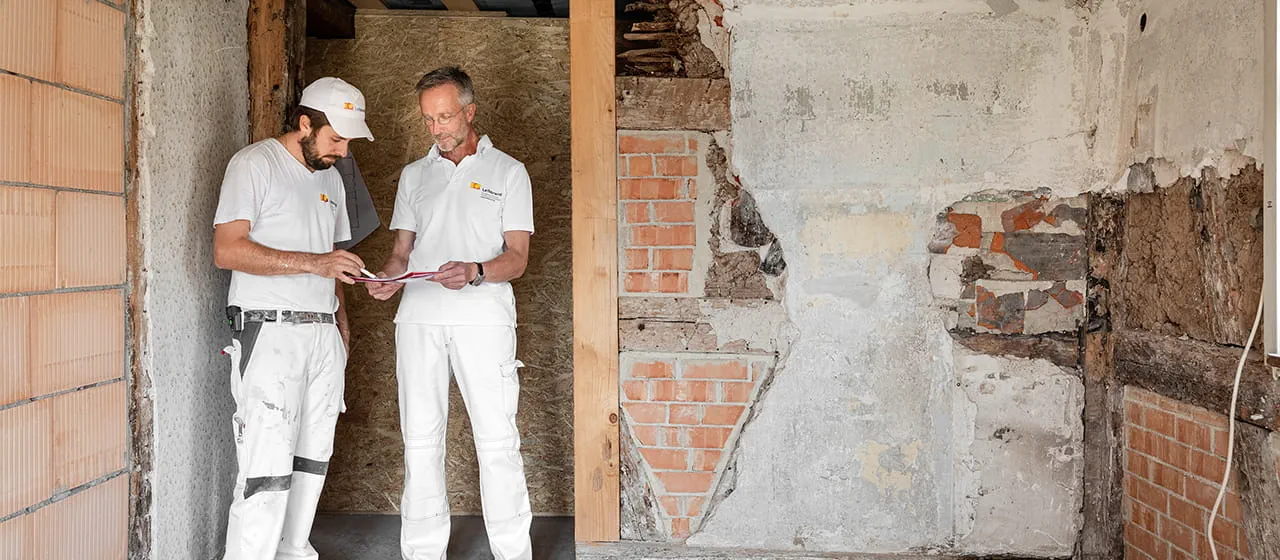 Master painter and restorer Manfred Schuler and colleague Marco Dworzak discuss the next restoration steps
