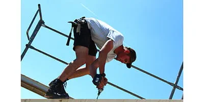 A carpenter in action with the cordless drill DRC 18/4 from Festool.