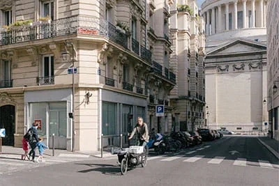 On his cargo bike, ‘l’ébéniste à vélo’ – ‘the cycling cabinetmaker’ – travels quickly through the dense city centre of Paris to get to a customer, the famous dome of the Panthéon in the background.