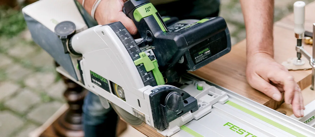 Philippe Genty works exclusively with Festool cordless tools. His workstation is set up in no time.