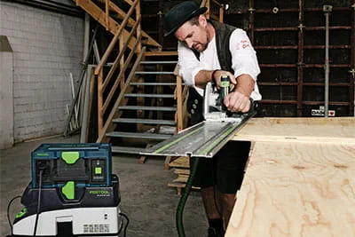 Daniel Poguntke uses his HKC 55 and the new SYS-PowerStation to cut boards.