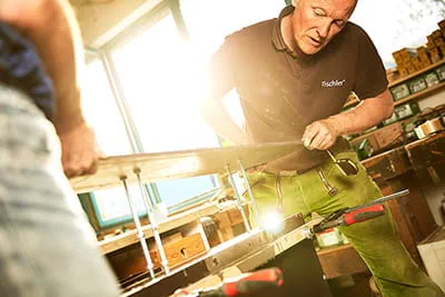 A coupling plate ensures that the table surface will not be able to warp later.