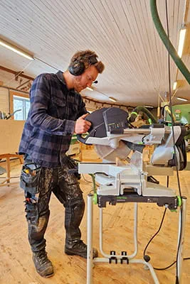 Daniel Löwing sawing